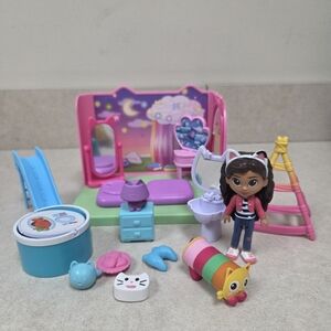Dreamworks Gabbys Dollhouse Room Playset With Gabby, PillowCat And Accessories